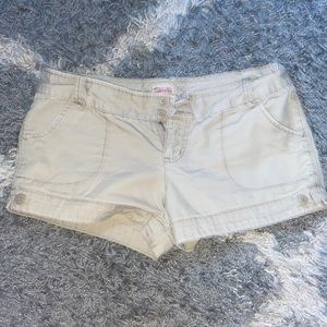 Mossimo Supply CO. Size 7 kaki shorts!